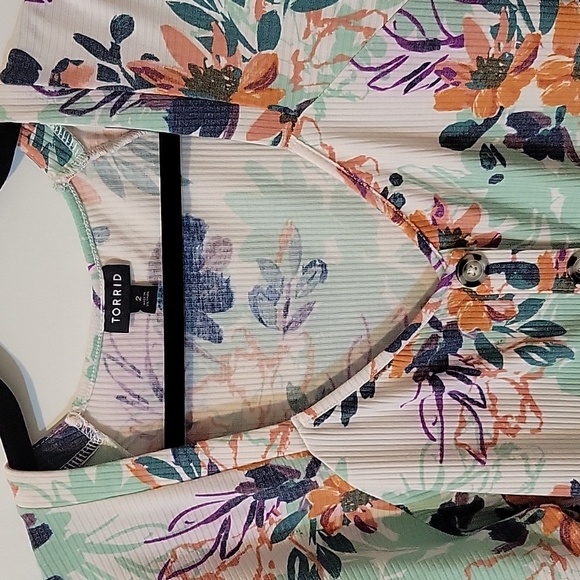 Torrid Green Orange Blue And White Floral Flutter Sleeve Peplum Blouse - Picture 9 of 12